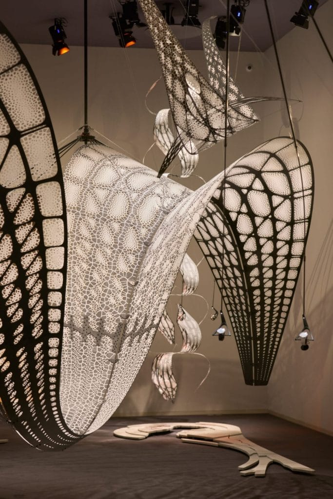 Les montres sont suspendues telles des oeuvres d'art, donnant ainsi une impression de légèreté.