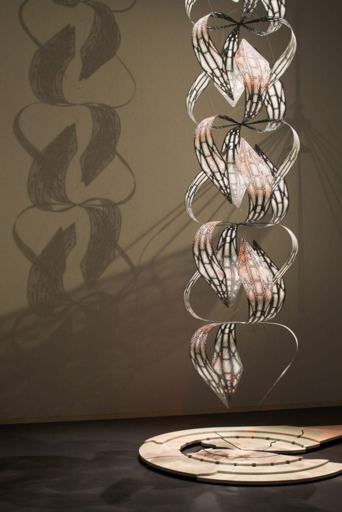 Présentation de la montre à travers des sculptures innovantes aux matériaux innovants.