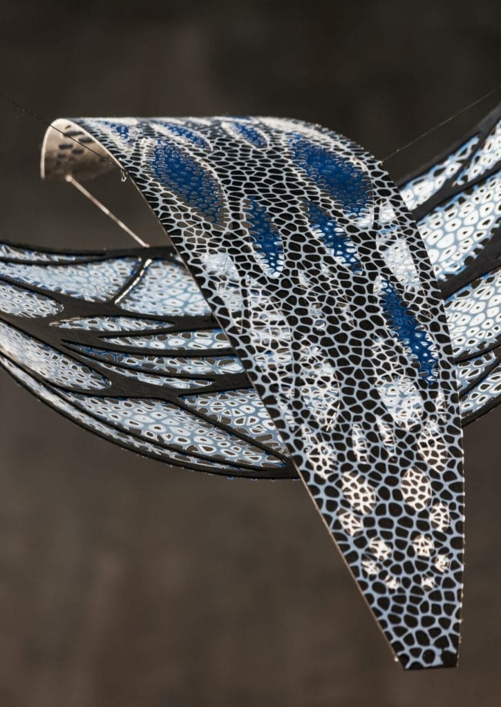 La montre est présentée aux travers de sculptures aux matériaux innovants donnant une impression de mouvement.