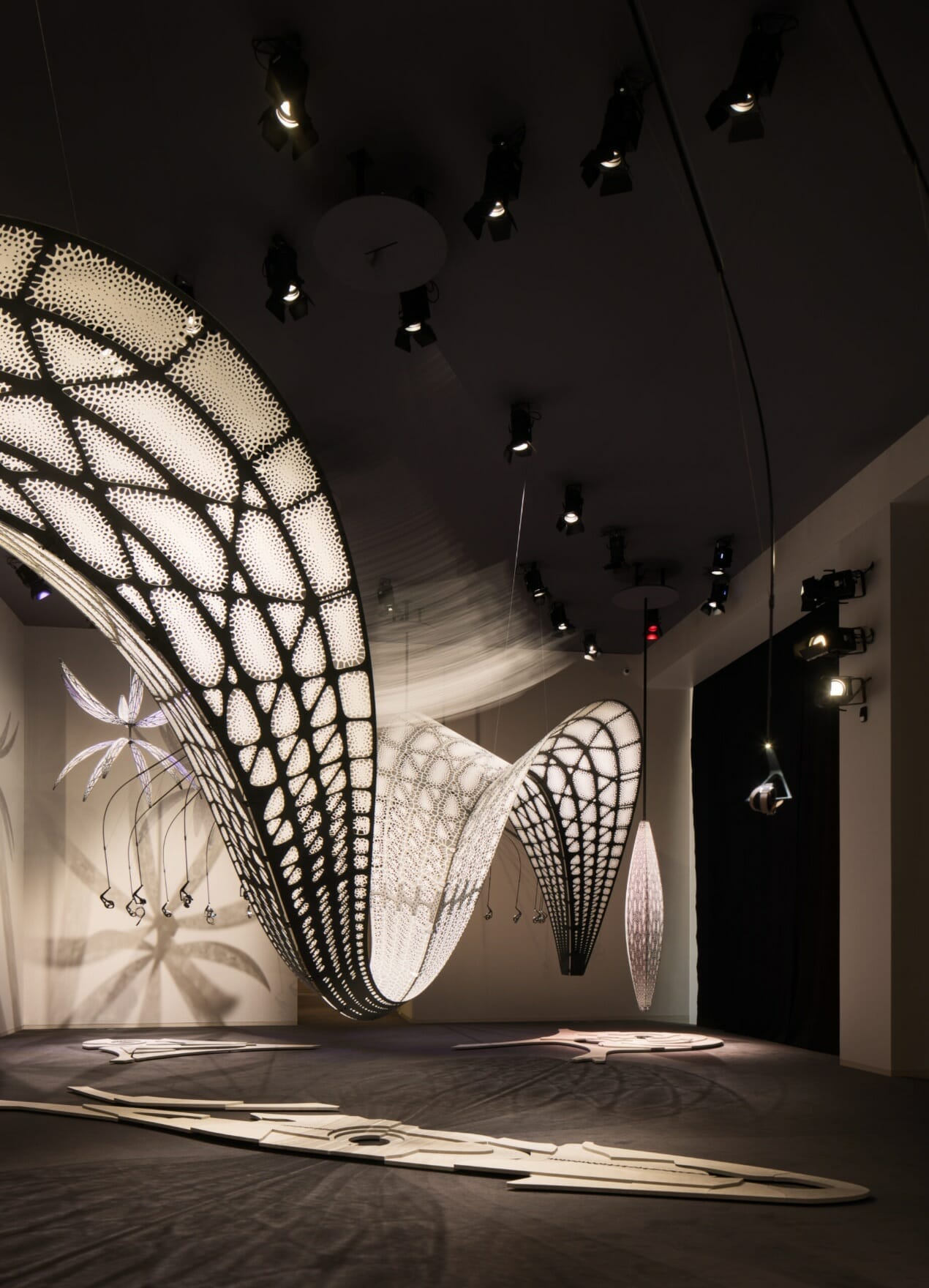 Les montres sont suspendues telles des oeuvres d'art, donnant ainsi une impression de légèreté. 