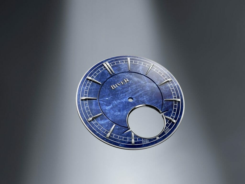 Cadran de la montre incurvé.