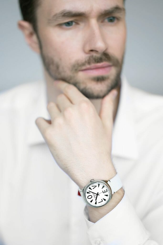 La Raketa Big Love sur un poignet masculin