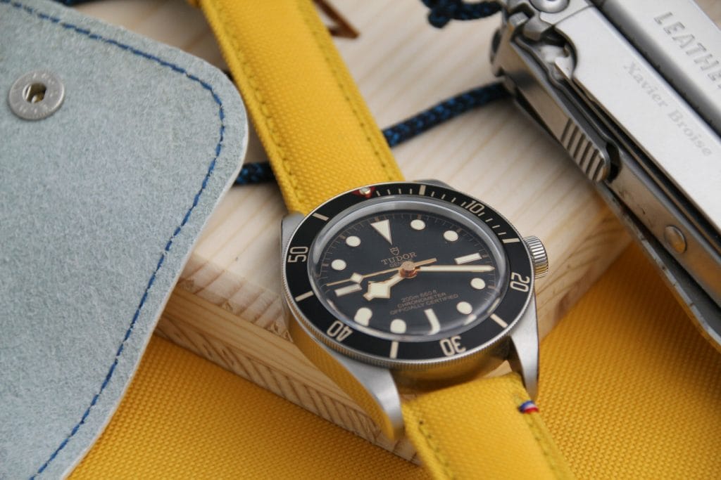 Bracelet jaune Port Louis sur une montre Tudor.
