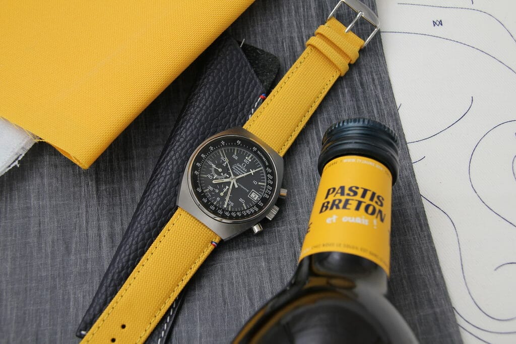 Bracelet jaune Port Louis sur une montre Omega.
