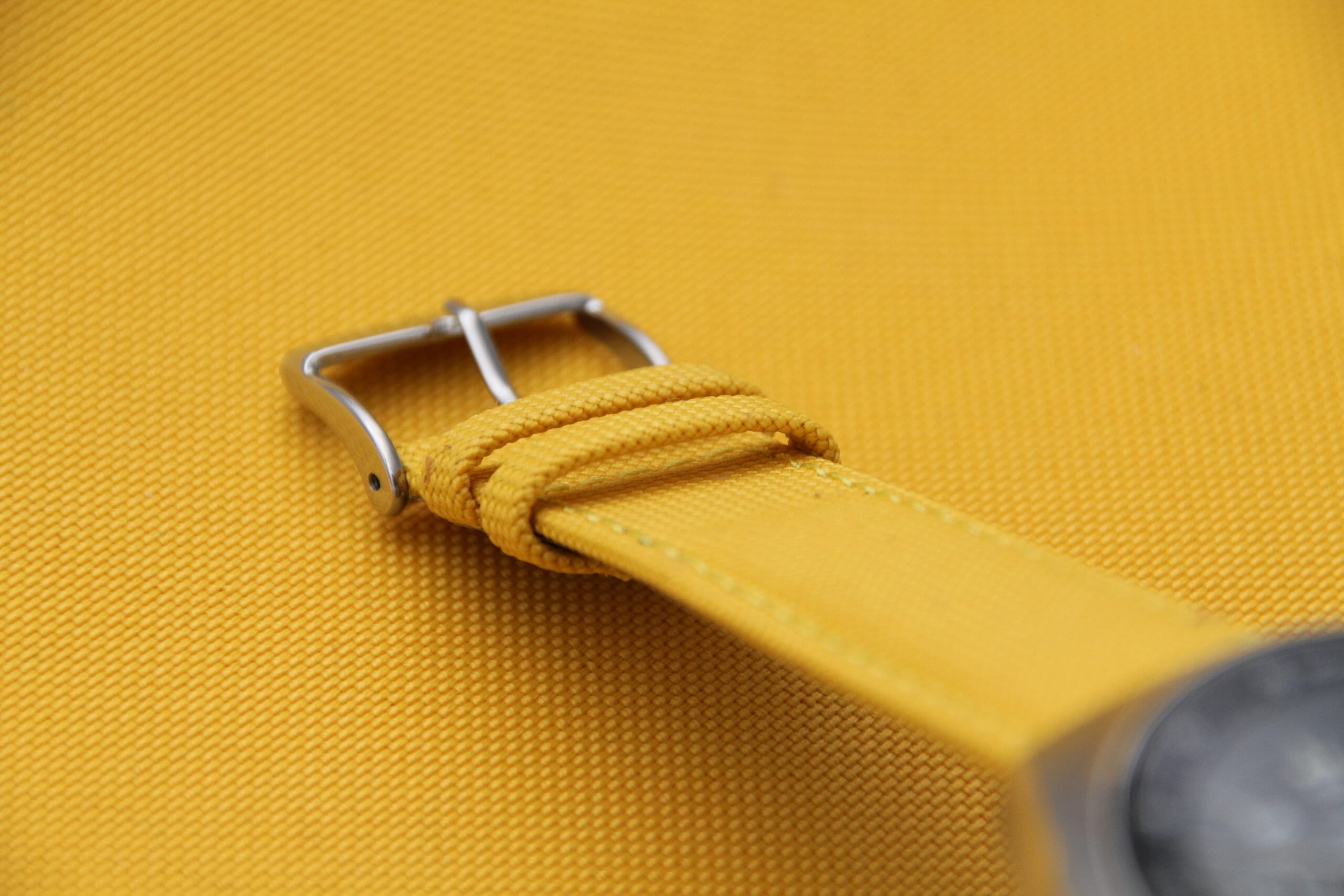 Le bracelet est réalisé en Seaqual, une fibre textile à base de déchets en plastique recyclés. 