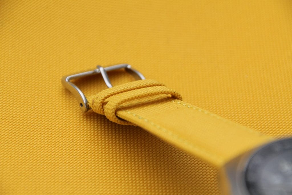 Le bracelet est réalisé en Seaqual, une fibre textile à base de déchets en plastique recyclés.