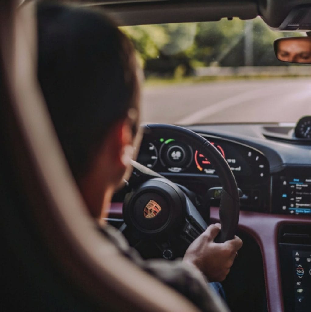 Les participants ont pu avoir la chance de tester la gamme de voitures électriques de Porsche.