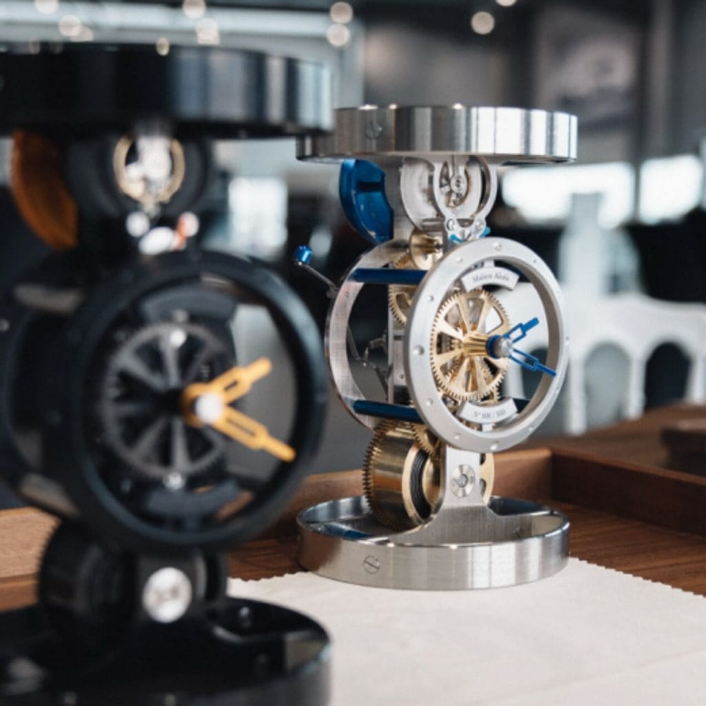 Les pendulettes de la maison Alcée sont dotées de mouvements mécaniques suisses et sont fabriquées à partir des meilleurs matériaux, tels que l'or 18 carats, l'acier inoxydable et le cristal de saphir.