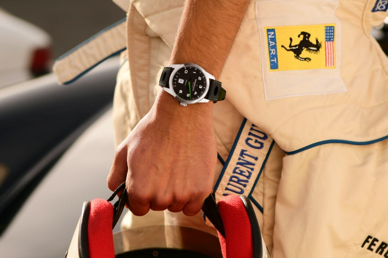 La montre GT Tour Spring Lap s'inspire également de l'univers des sports automobiles. S'y ajoute une touche de couleur avec l'aiguille des minutes verte. 