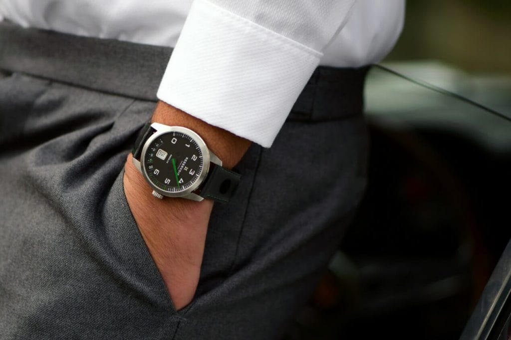 Cette montre peut être portée le week end pour donner une allure sportive. Elle peut également se porter en semaine, grâce à son design épuré (Cadran noir et aiguille verte).