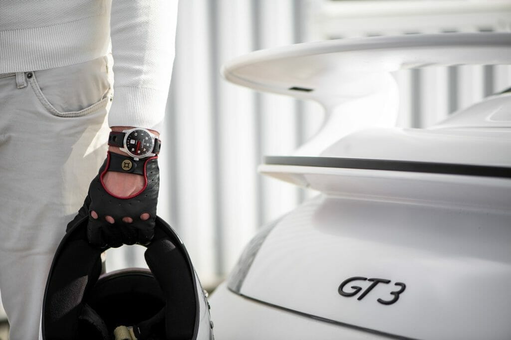 La montre GT Tour Racing rend hommage aux codes des sports automobiles.
