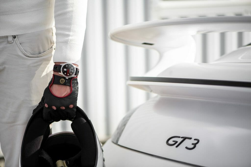 La montre GT Tour Racing rend hommage aux codes des sports automobiles. 