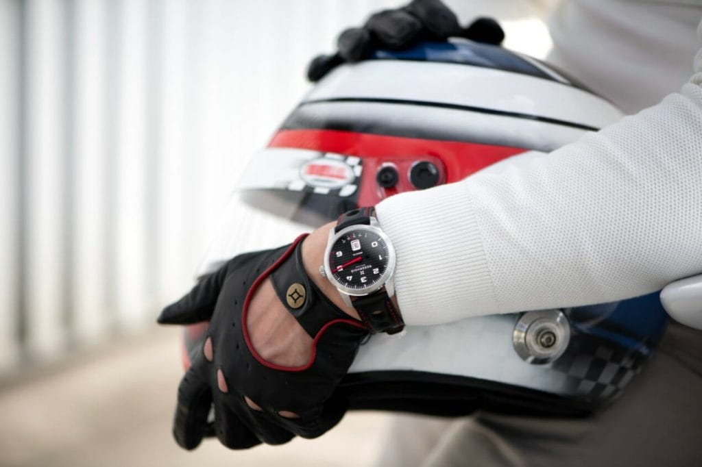 Le cadran de la montre GT Tour Racing s'inspire du compte-tour d'une voiture de sport. 