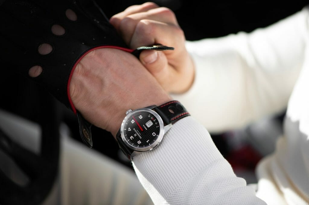La montre s'inspire des matériaux utilisés dans les voitures de course les plus puissantes et les plus durables au monde. 