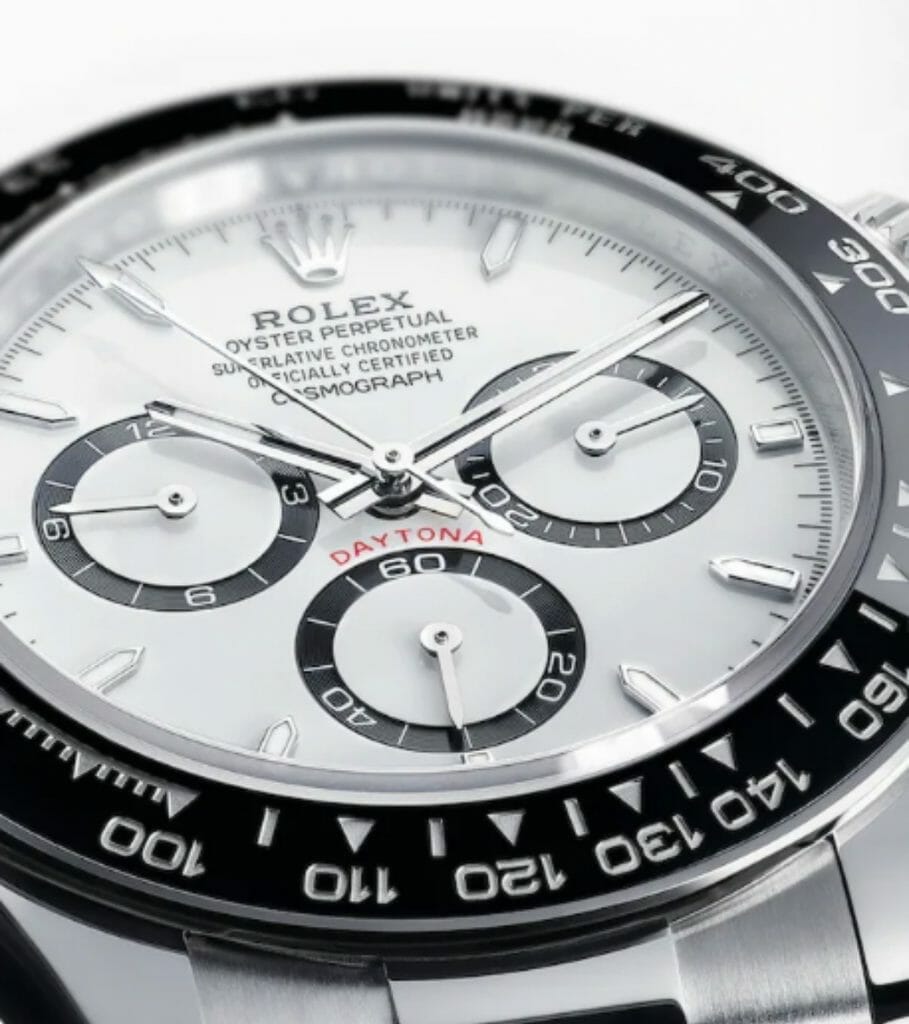 Un cadran associé à l'univers des sports automobiles.