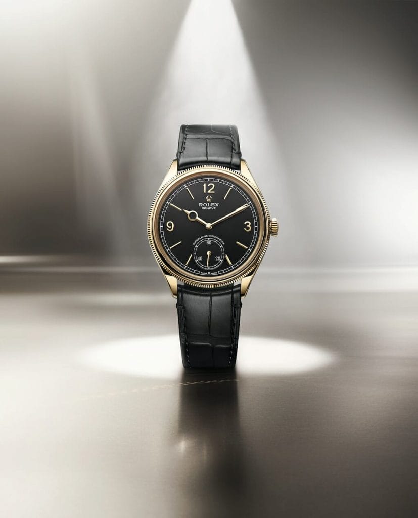 Cadran noir intense, mat, finition satiné fin. Chiffres 3, 9, 12 et index en or jaune 18 ct. Aiguille en or jaune 18 ct. Bracelet en cuir alligator noir mat.