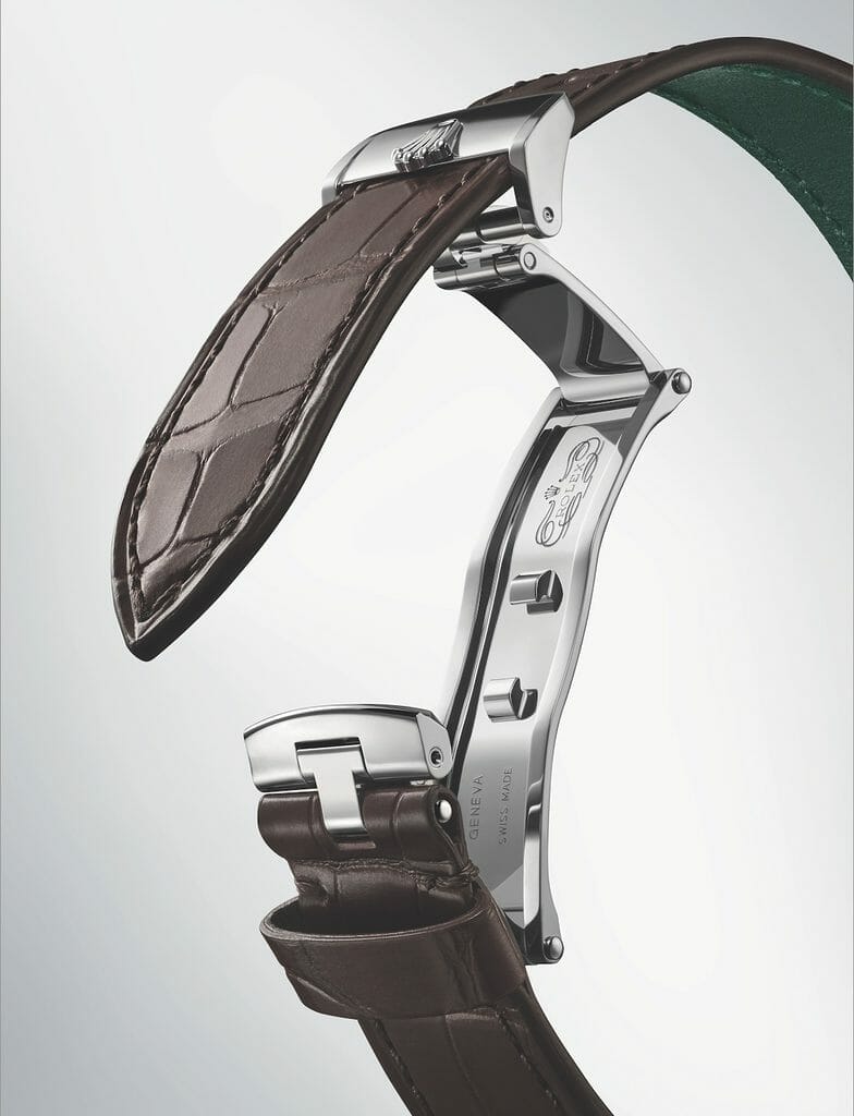 Bracelet en cuir alligator brun mat, doublure intérieure verte en cuir de veau, couture ton sur ton. Fermoir Dualclasp en or jaune 18 ct à double boucle déployante.