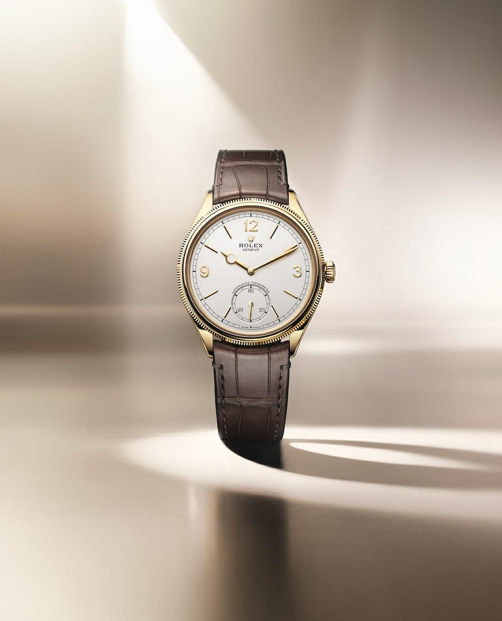 Cadran blanc intense, mat, finition satiné fin. Chiffres 3, 9, 12 en or jaune 18 ct. Aiguille en or jaune 18 ct.