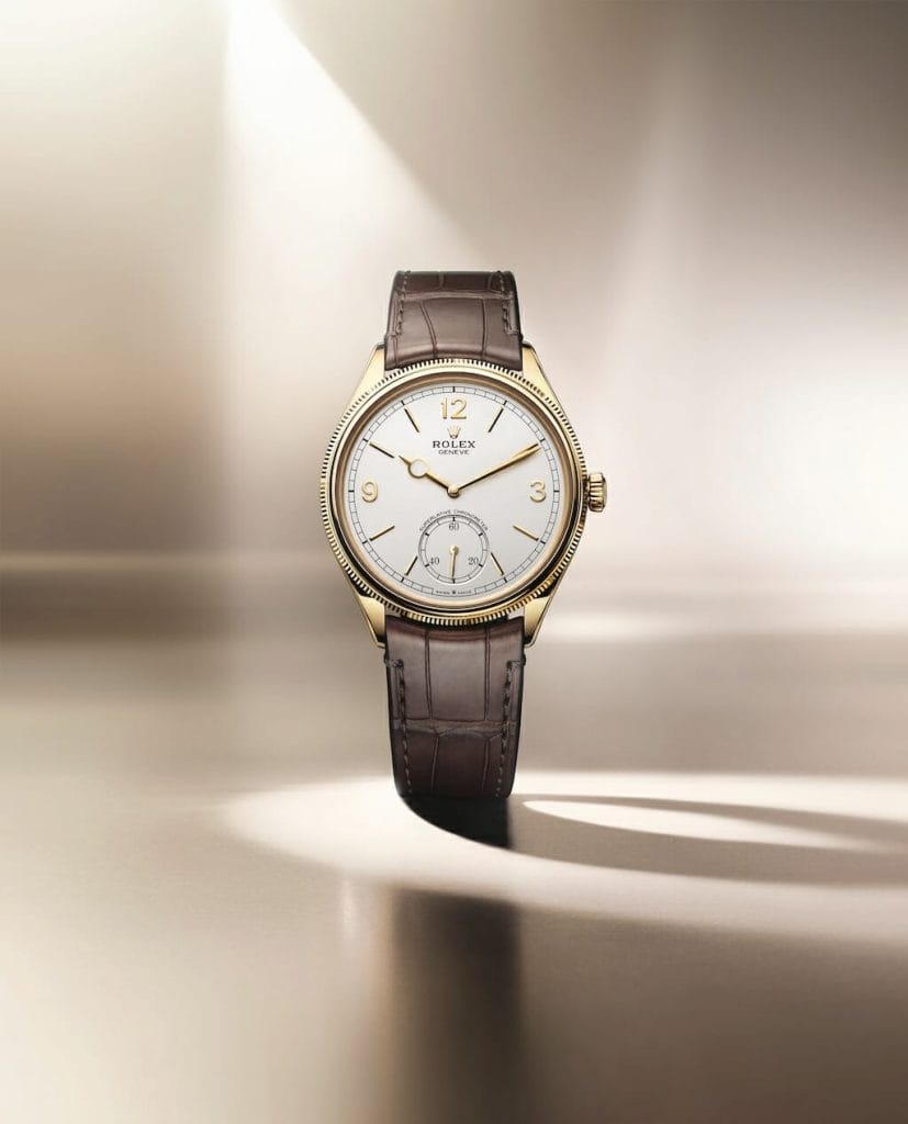 Cadran blanc intense, mat, finition satiné fin. Chiffres 3, 9, 12 en or jaune 18 ct. Aiguille en or jaune 18 ct.