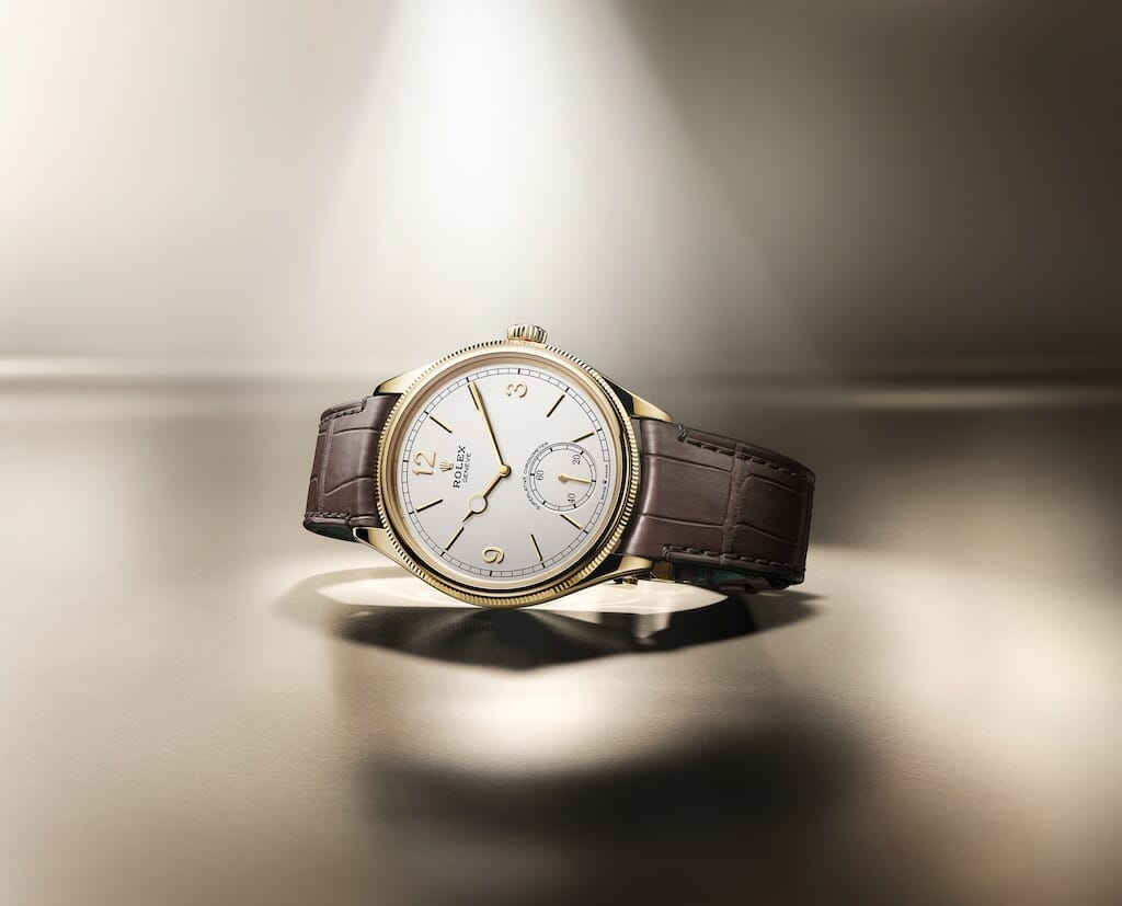 Cadran blanc intense, mat, finition satiné fin. Chiffres 3, 9, 12 en or jaune 18 ct. Aiguille en or jaune 18 ct.