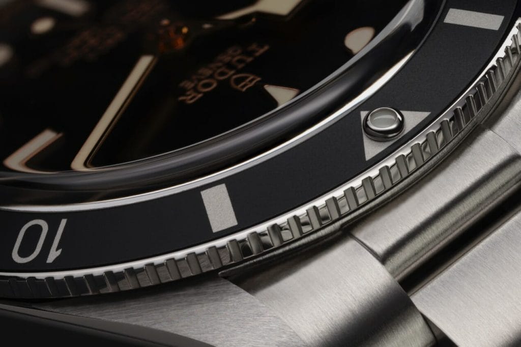 Le boitier est en acier inoxydable et la lunette de la montre est unidirectionnelle.