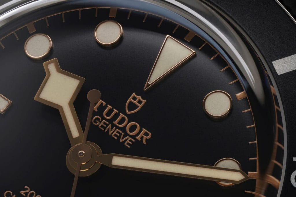 Le cadran est orné de détails dorés donnant un aspect distingué à la montre. 