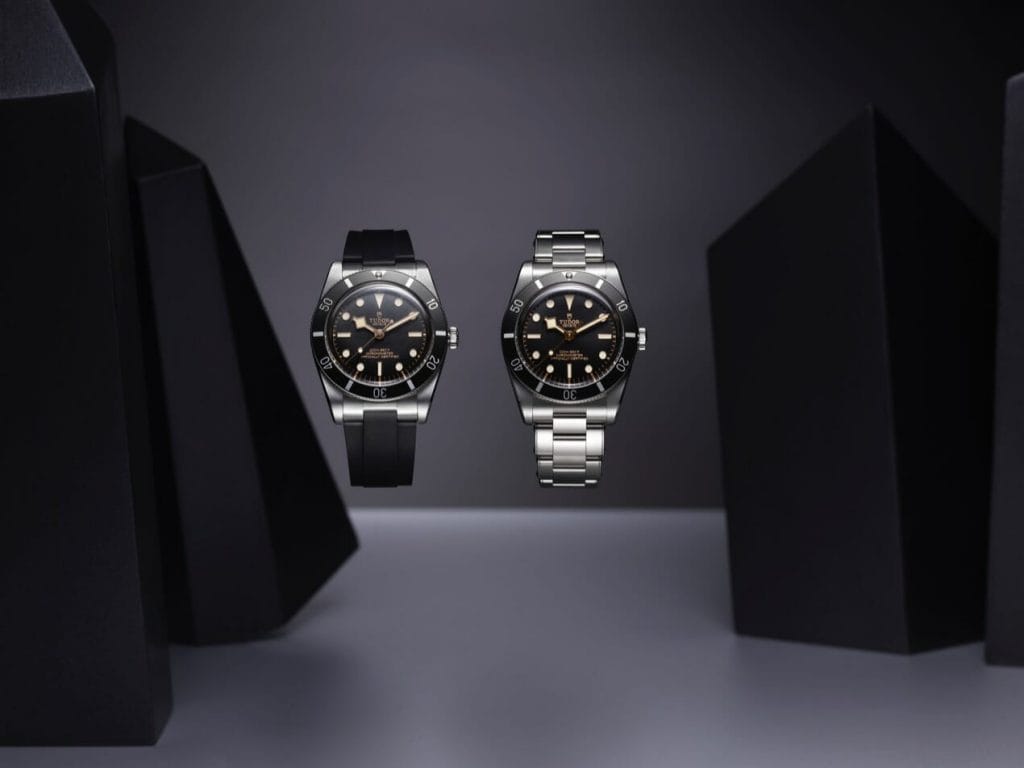 La montre peut être disponible avec un bracelet en caoutchouc ou en acier inoxydable "style riveté". 
