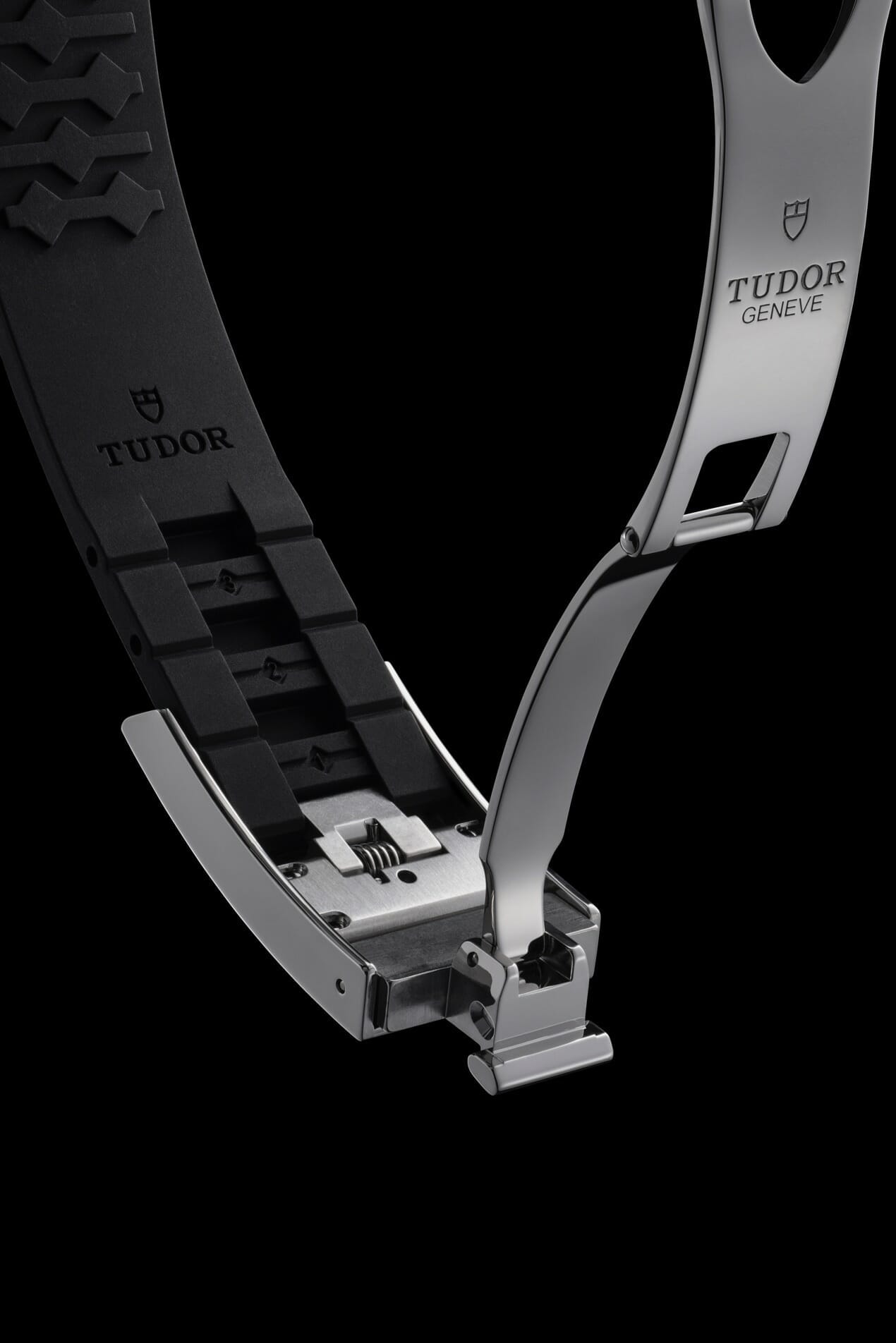 La montre est dotée d'un fermoir TUDOR "T fit", pour un ajustement parfait et confortable. 
