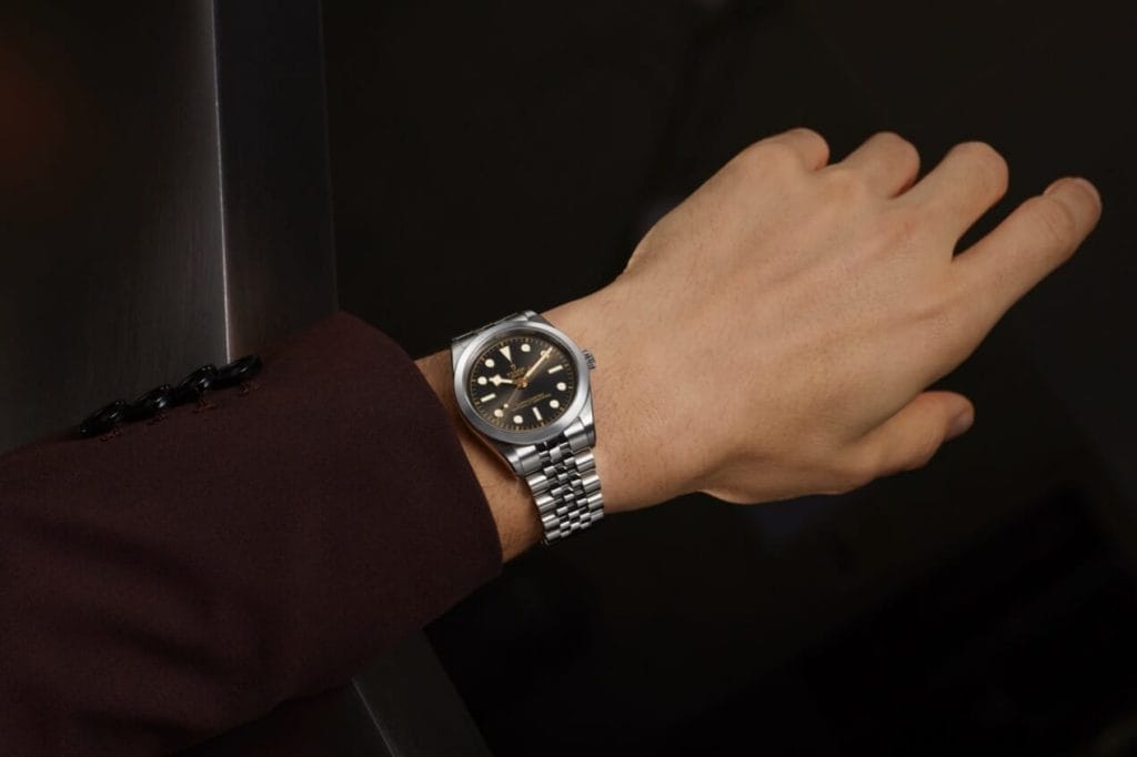 Une montre au design sophistiqué et élégant, convenant aussi bien aux hommes qu'aux femmes.