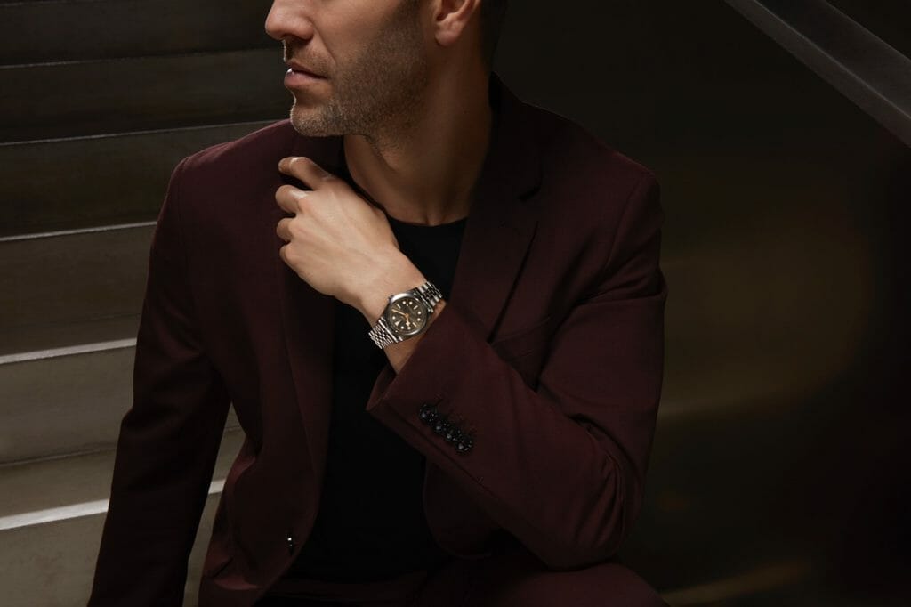 La montre Black Bay reprend les codes historiques de la maison horlogère mais symbolise également la réinvention contemporaine de ce modèle emblématique.