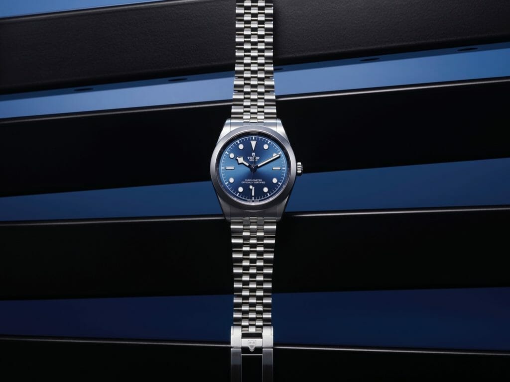 Montre Black Bay, cadran bleu et bracelet en acier inoxydable.