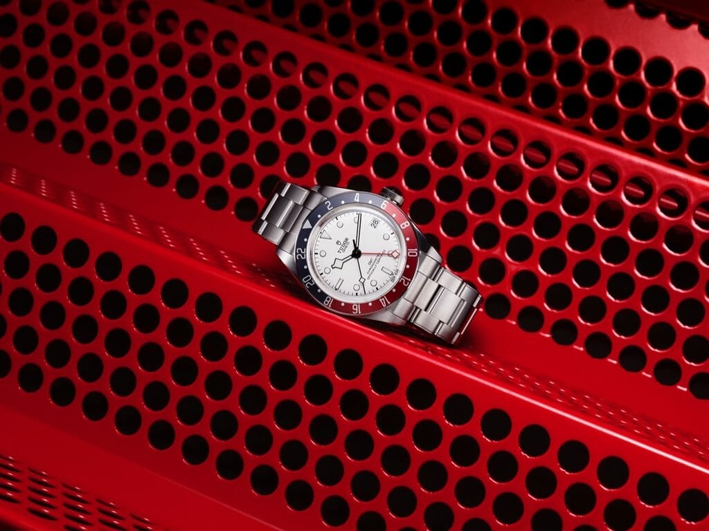 Cadran bombé opalin, finition par galvanoplastie. Lunette tournante bidirectionnelle 48 crans en acier inoxydable.