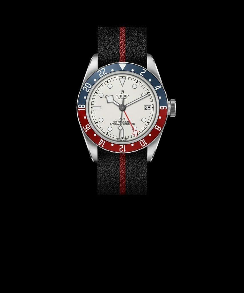 Boîtier en acier inoxydable 41 mm, finition polie et satiné. Couronne de remontoir ornée de la rose TUDOR en relief, avec tube de couronne en acier satiné circulaire. Bracelet en tissu noir bande bordeaux.