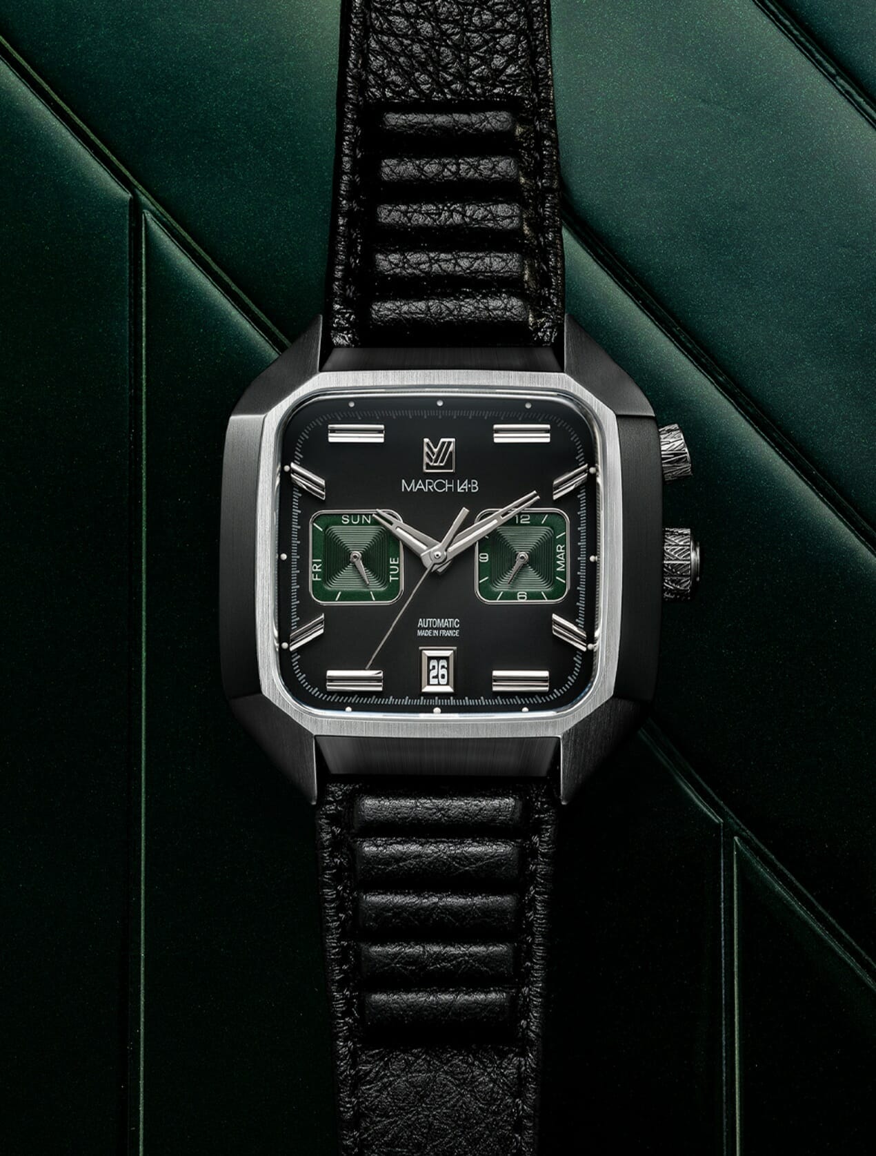 Cadran brossé noir aux index ciselés équipé de deux compteurs verts qui affichent le jour et le mois proposés par le mouvement calendrier MIYOTA 9122.