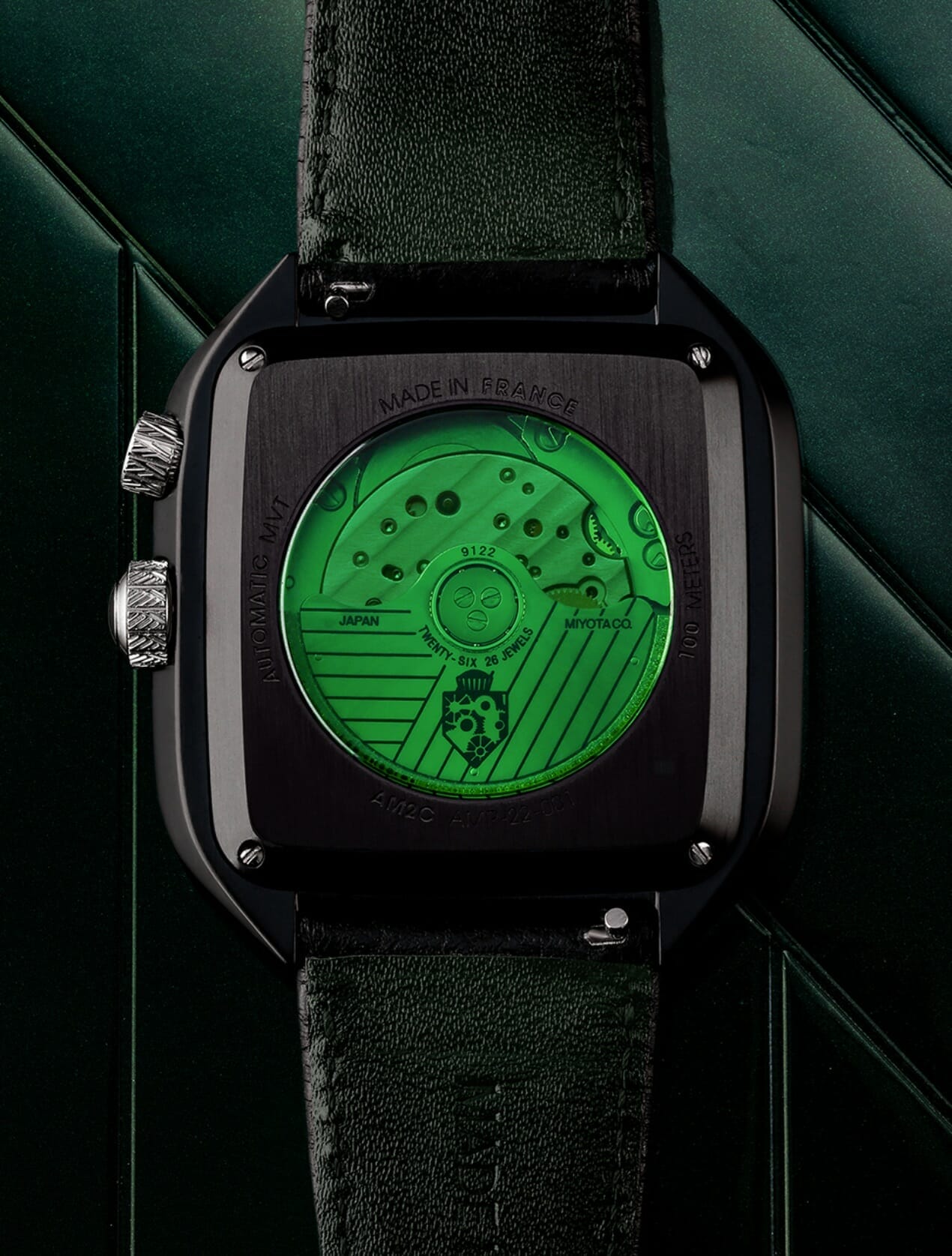 Fond squelette vert qui laisse apparaitre le mouvement 9122. 