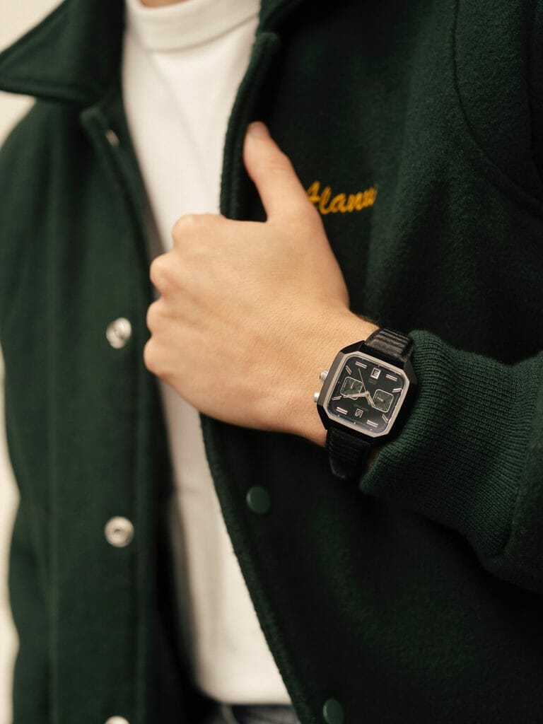 Bracelet cannelé en veau noir.