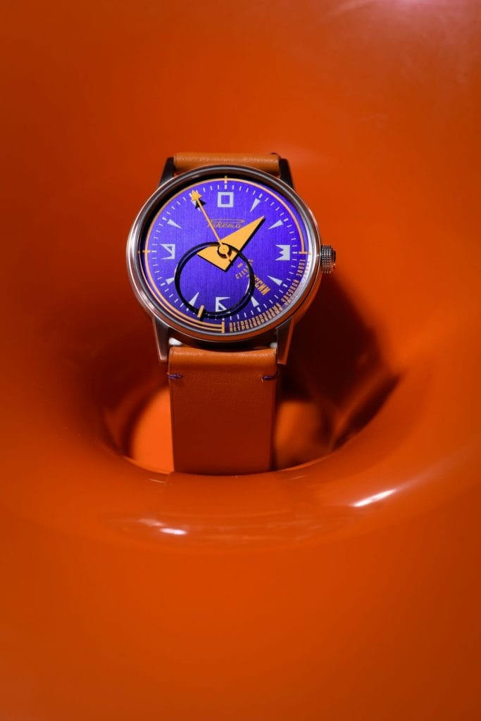 Les heures sont indiquées par le triangle jaune, les minutes par la fine flèche jaune et les secondes sont communiquées par le cercle noir.