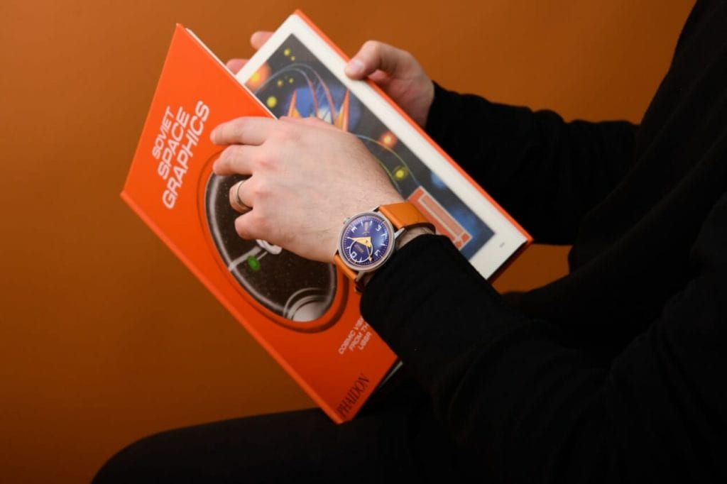 Grâce à ses touches de couleurs, cette montre habillera une tenue sobre.