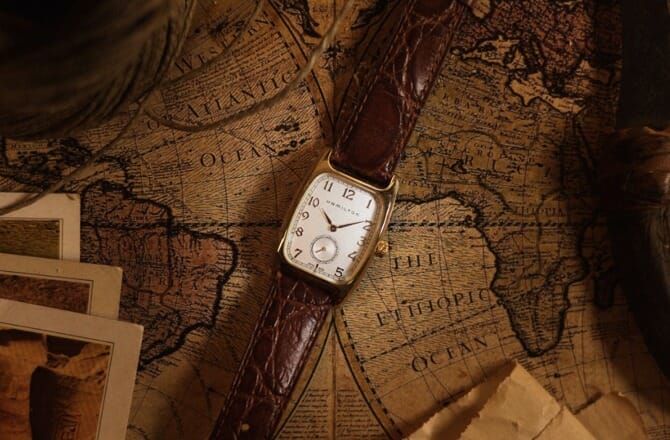 Montre Boulton : Boîtier : 27 mm x 31,6 mm boîtier en acier inoxydable avec revêtement PVD or jaune
Épaisseur : 7,8 mm
Largeur de la corne : 18 mm
Entrecorne : 41,5 mm