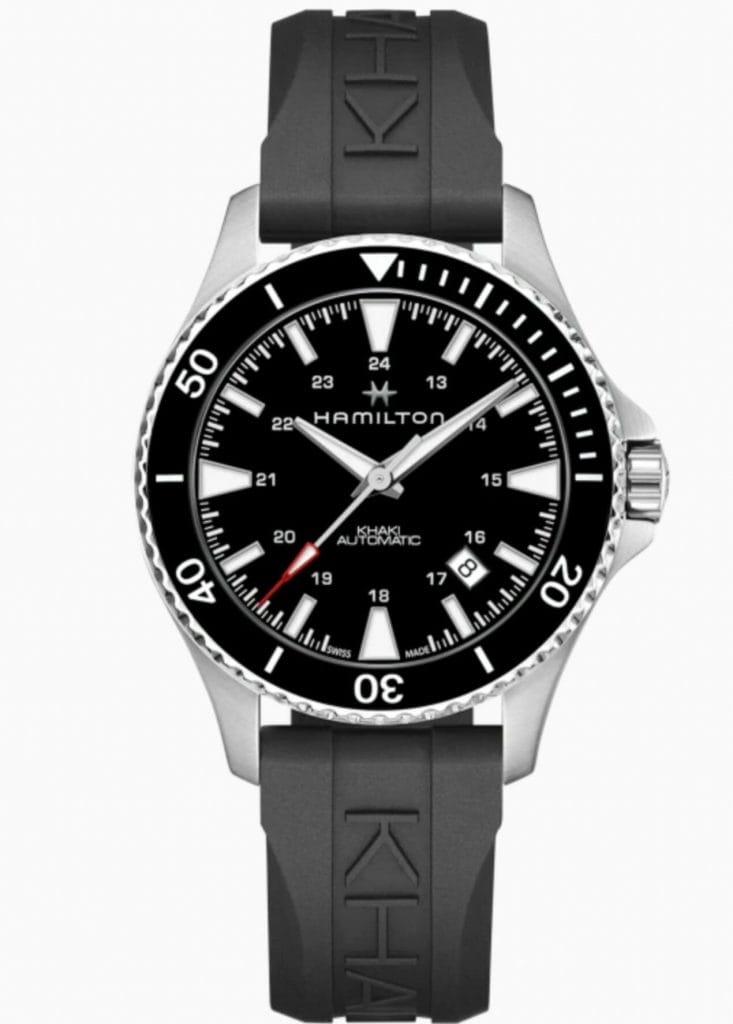 Montre Khaki Navy Scuba : Cadran noir , Aiguilles des heures, des minutes et des secondes nickelées avec Super-LumiNova, Mouvement automatique H-10 avec réserve de marche de 80 heure, Bracelet en caoutchouc noir avec boucle ardillon