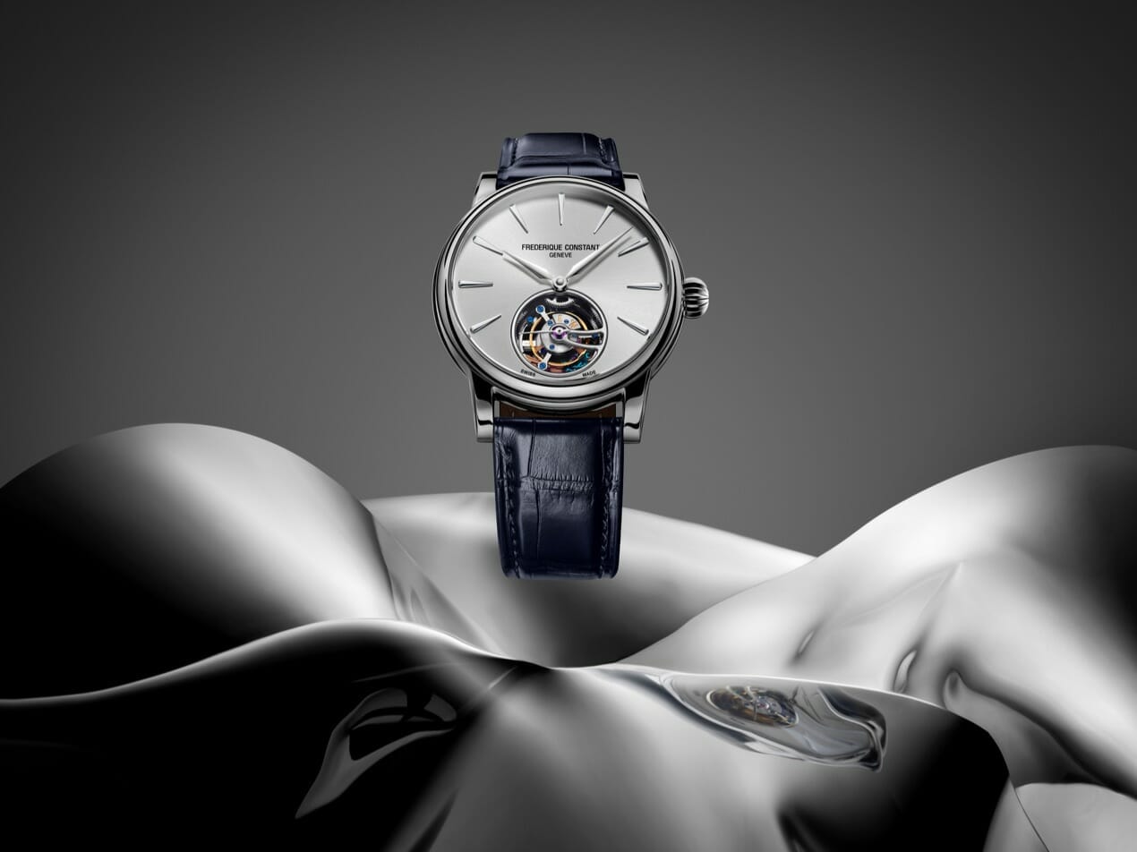 Boitier en acier inoxydable poli en trois parties; diamètre 39 mm; épaisseur 10,99 mm; verre saphir bombé anti-reflets; étanche à 50 mètres. 
