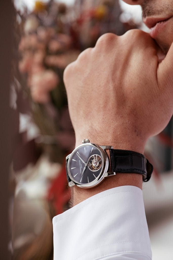 Classic Tourbillon Manufacture en acier avec cadran bleu.