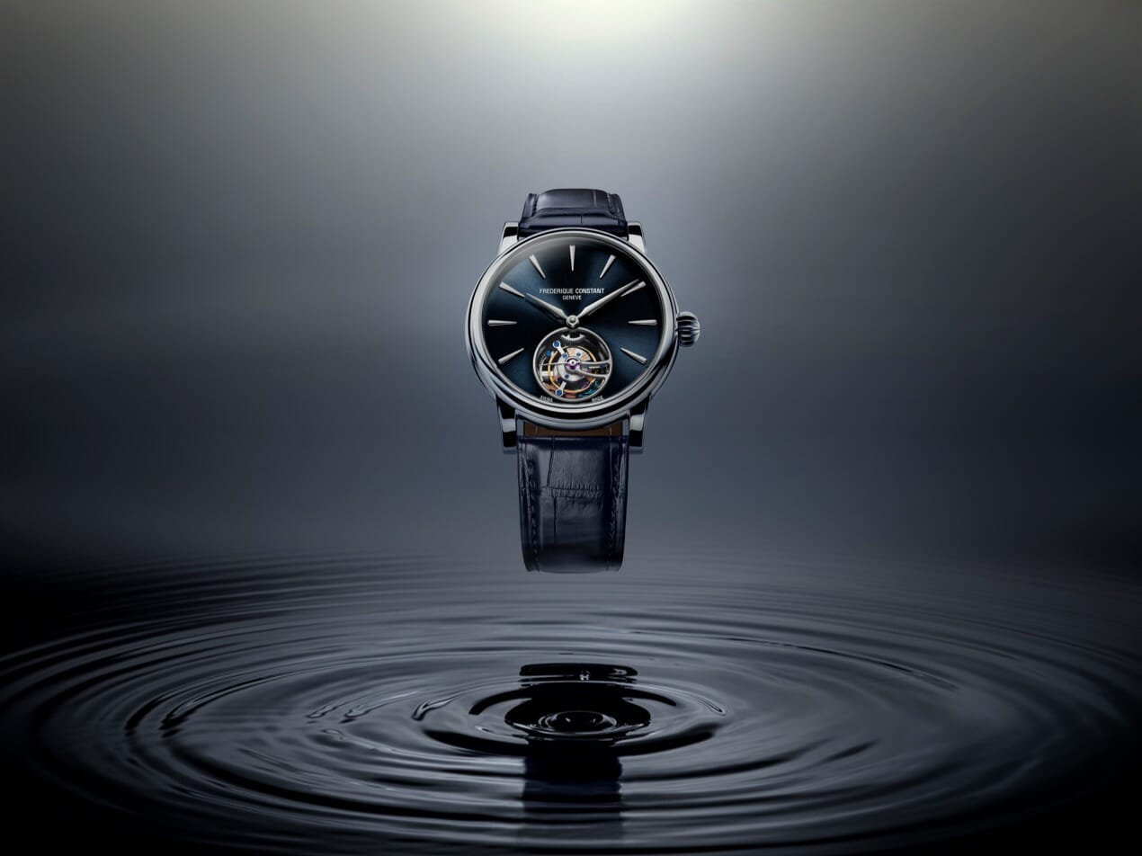 Boitier en acier inoxydable poli en trois parties; diamètre 39 mm; épaisseur 10,99 mm; verre saphir bombé anti-reflets; étanche à 50 mètres. 