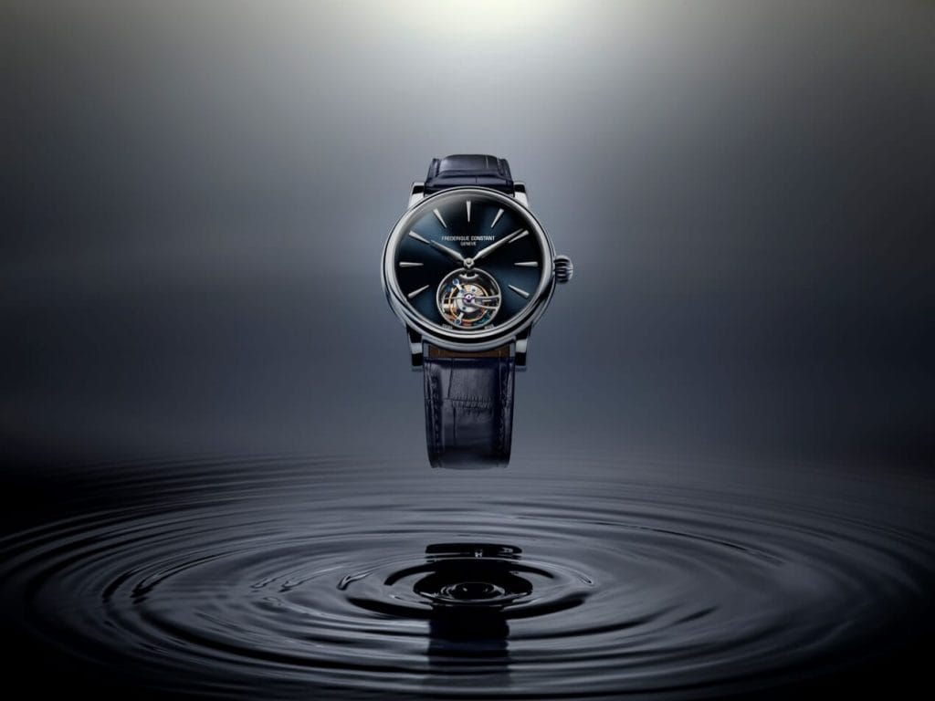 Boitier en acier inoxydable poli en trois parties; diamètre 39 mm; épaisseur 10,99 mm; verre saphir bombé anti-reflets; étanche à 50 mètres.