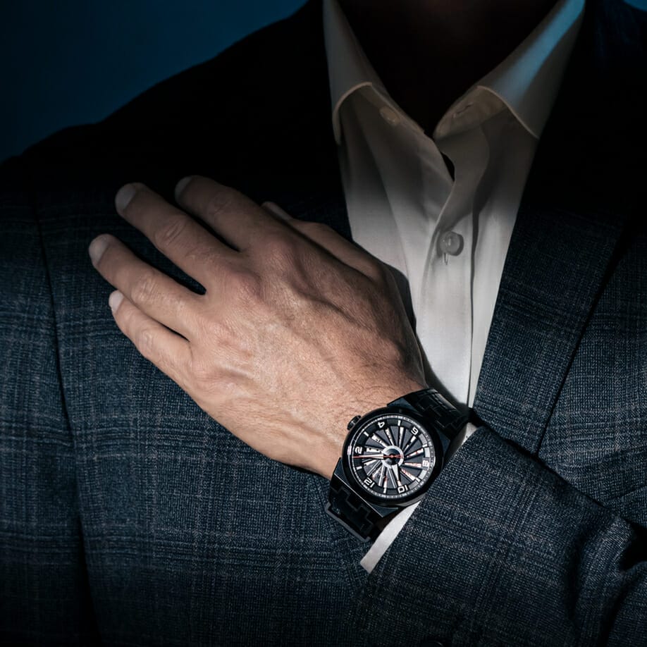 Turbine à 12 pales en aluminium anodisé noir avec cinq contrepoids en tungstène
Cadran inférieur noir représenté avec des cartes de poker, dans les couleurs de cœur et de pique