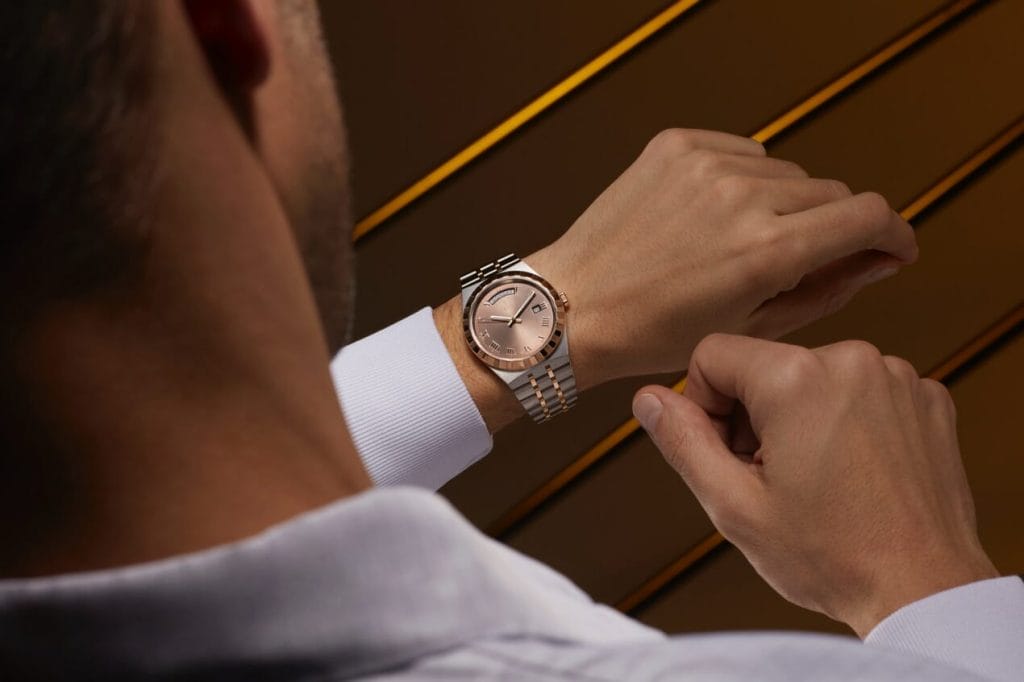 La montre TUDOR Royal est polyvalente, elle peut aussi bien donner une allure sportive que élégante et sophistiqué.