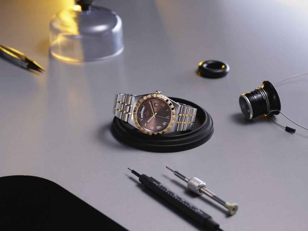 Bracelet intégré en acier inoxydable 316L et or jaune, 5 rangs, maillons extérieurs et de centre satinés, maillons intermédiaires polis, avec boucle déployante et fermoir de sécurité.