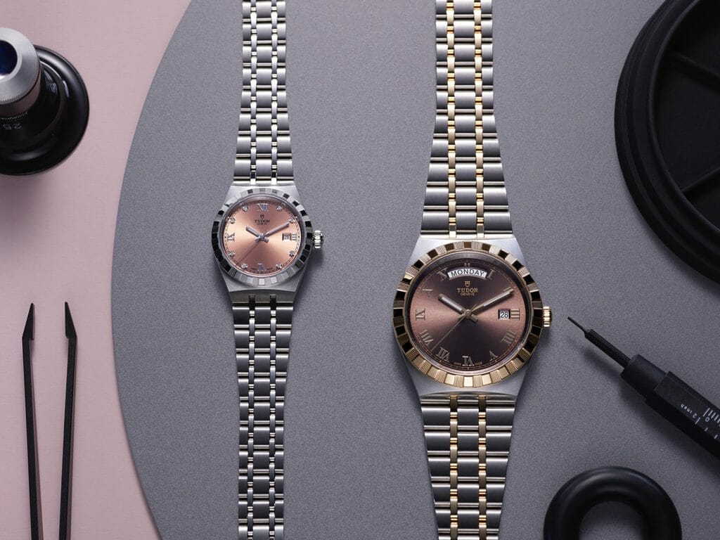 À gauche : boitier 28 mm en acier inoxydable, finition polie et satinée. Bracelet intégré en acier inoxydable 316L, 5 rangs, maillons extérieurs et de centre satinés, maillons intermédiaires polis, avec boucle déployante et fermoir de sécurité. À droite : Boitier en acier inoxydable 41 mm. Bracelet en acier inoxydable et or jaune, 5 rangs, maillons extérieurs et de centre satinés, maillons intermédiaires polis, avec boucle déployante et fermoir de sécurité.