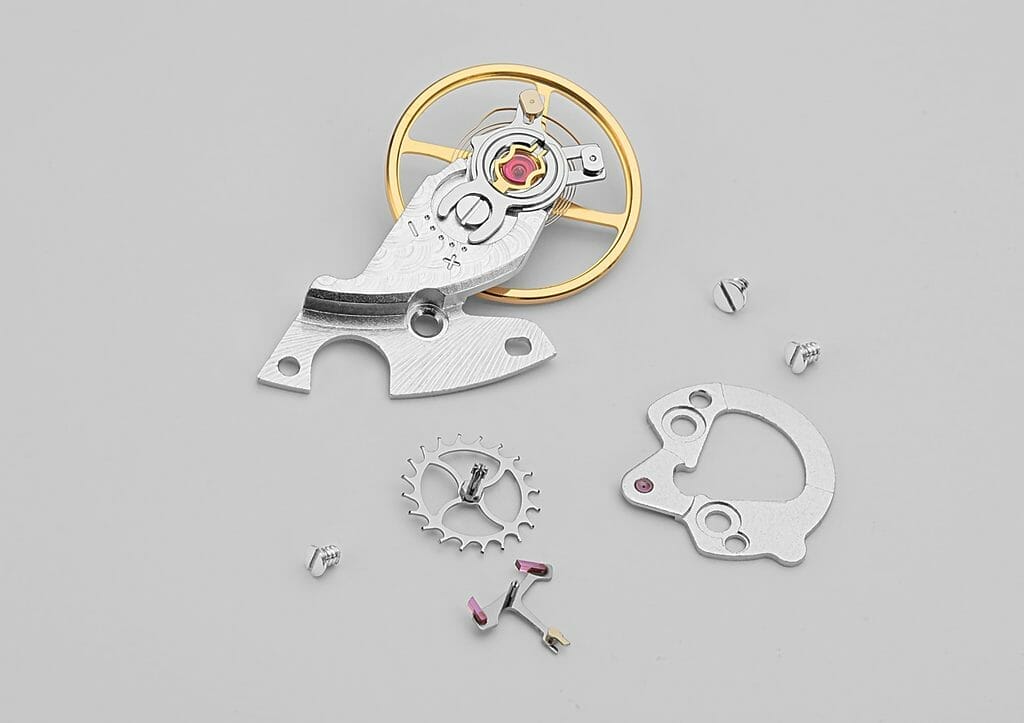 Ponts : rhodiés, décor grainé circulaire
Masse oscillante ajourée sur roulements à billes, rhodiée, personnalisée avec le logo Perrelet