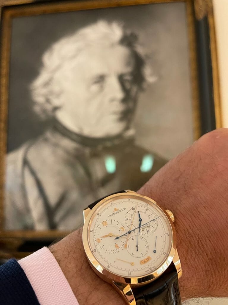 Jaeger-LeCoultre Duomètre Chronographe devant le portrait d'Antoine LeCoultre.